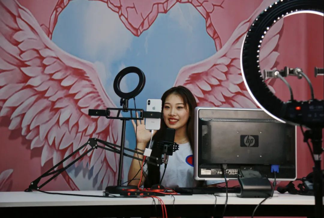 首播怎么拉流量（2022新人直播照读的全整稿子）